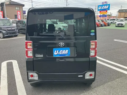 Toyota Pixis Mega