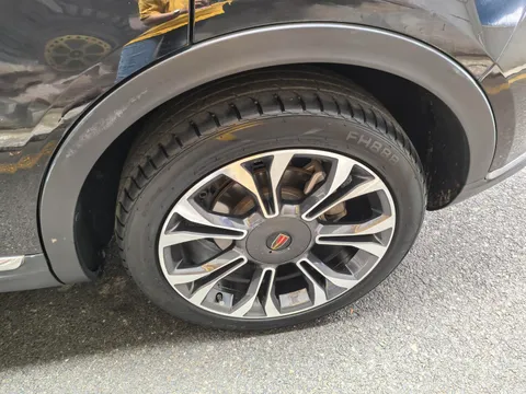 Hongqi HS5