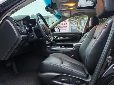 Infiniti Q70