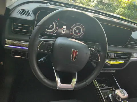 Hongqi HS5