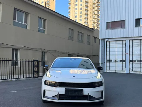 Lynk & Co 03