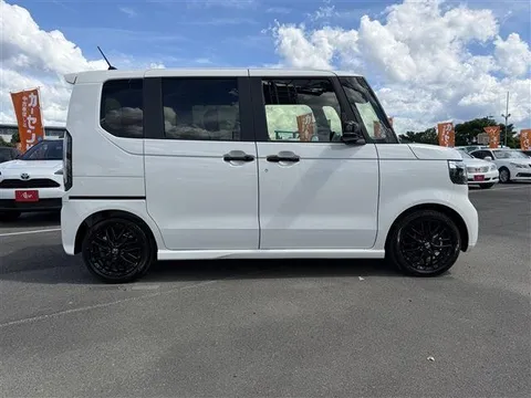 Honda N-BOX Custom