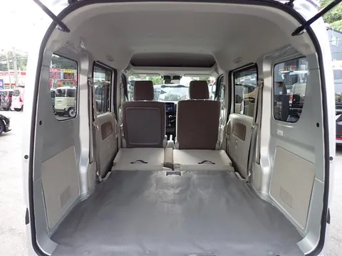 Nissan Clipper Van