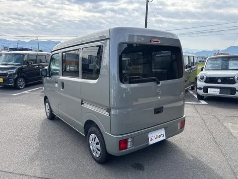 Nissan Clipper Van