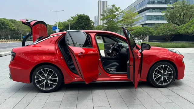 Lynk & Co 03