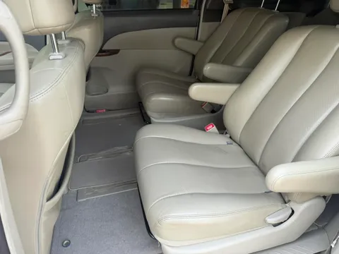 BYD M6