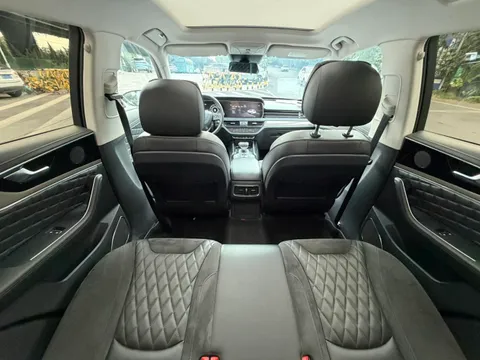 Hongqi HS5