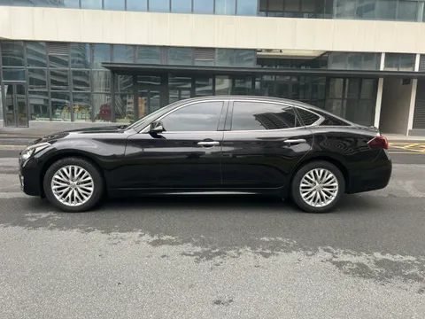 Infiniti Q70