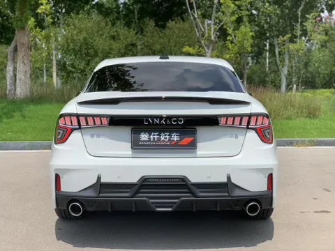 Lynk & Co 03
