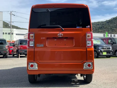 Toyota Pixis Mega