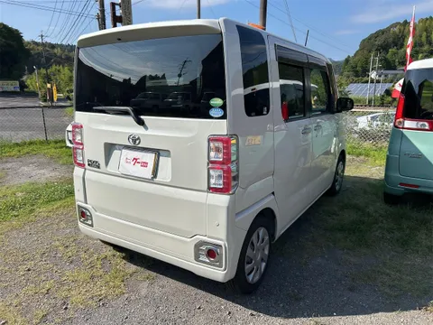 Toyota Pixis Mega