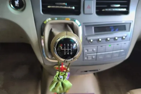 BYD M6