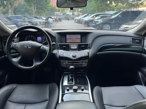 Infiniti Q70