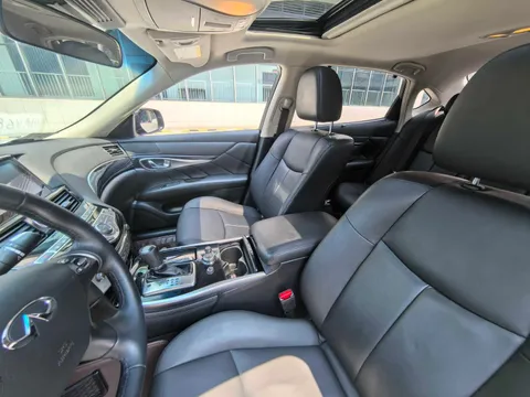 Infiniti Q70