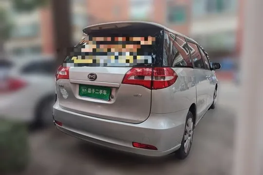 BYD M6