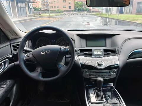 Infiniti Q70
