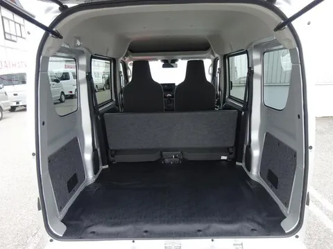 Nissan Clipper Van