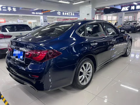 Infiniti Q70