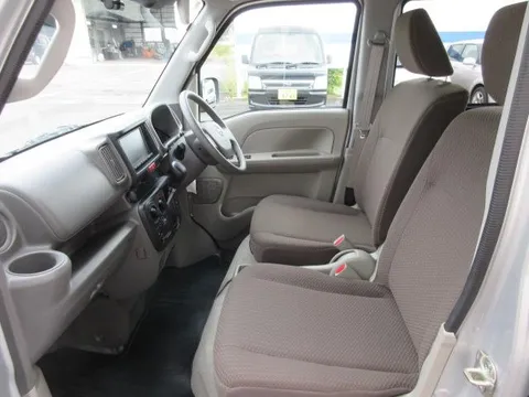 Nissan Clipper Van