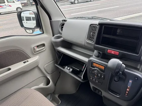 Nissan Clipper Van