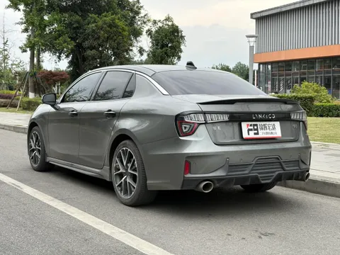 Lynk & Co 03