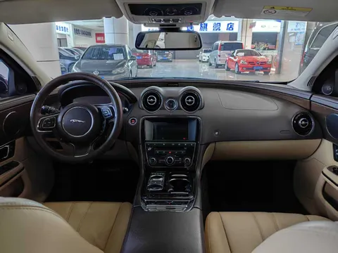 Jaguar XJ