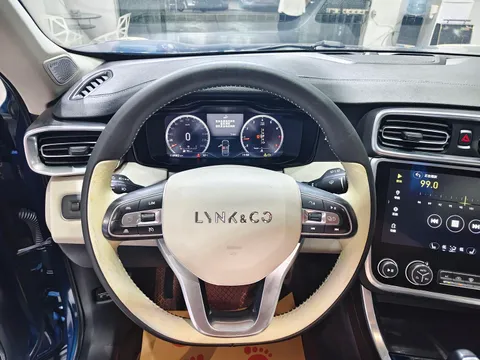 Lynk & Co 01