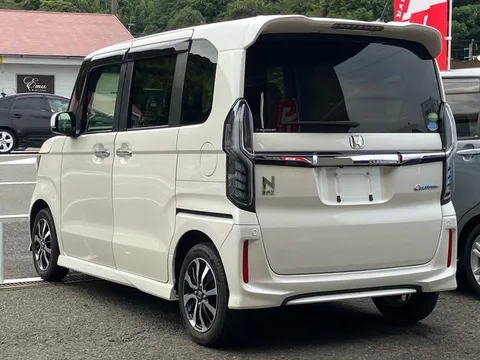Honda N-BOX Custom