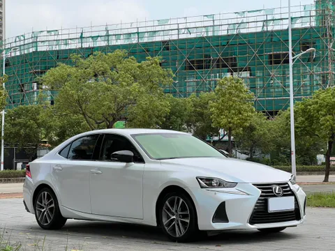 Lexus IS