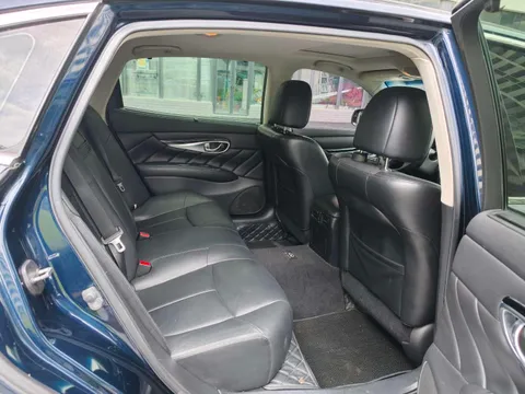 Infiniti Q70