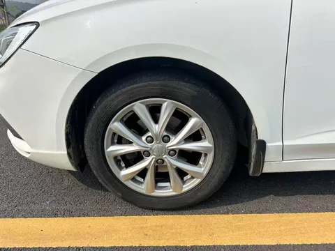 Roewe i5