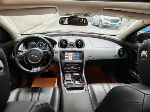 Jaguar XJ