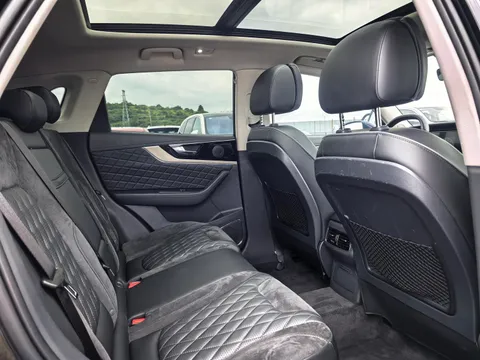 Hongqi HS5