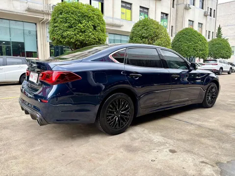 Infiniti Q70