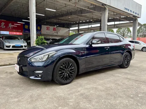 Infiniti Q70