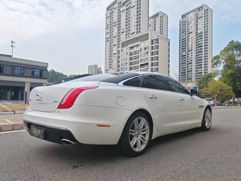 Jaguar XJ