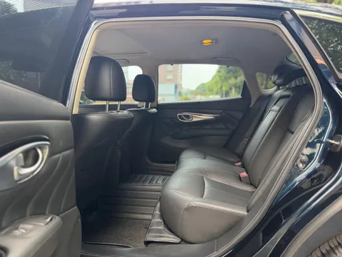 Infiniti Q70