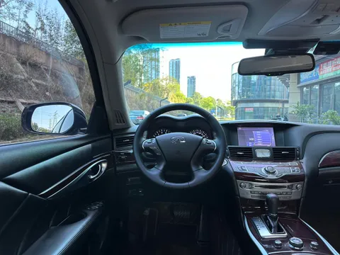 Infiniti Q70