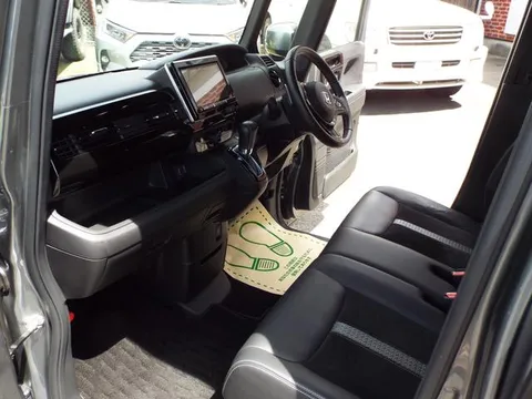 Honda N-BOX Custom