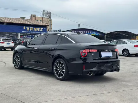 Lynk & Co 03