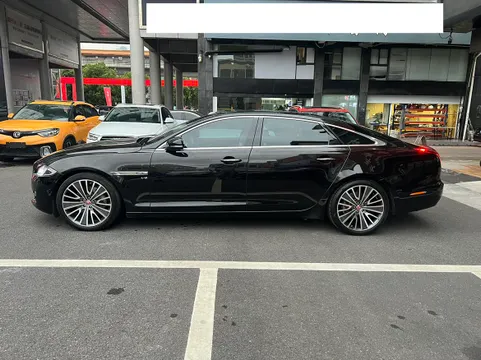 Jaguar XJ