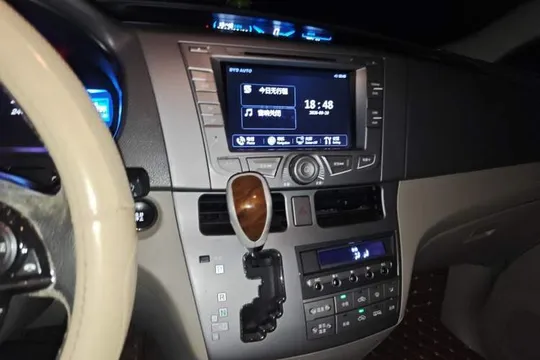 BYD M6