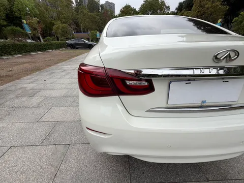 Infiniti Q70