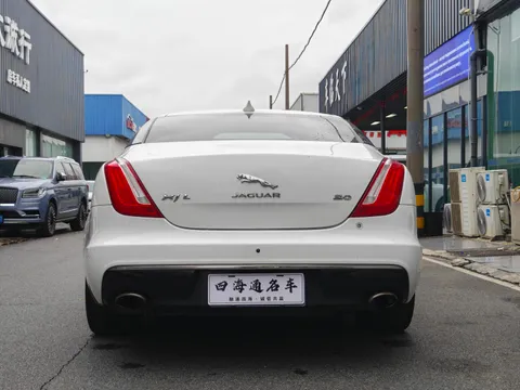 Jaguar XJ