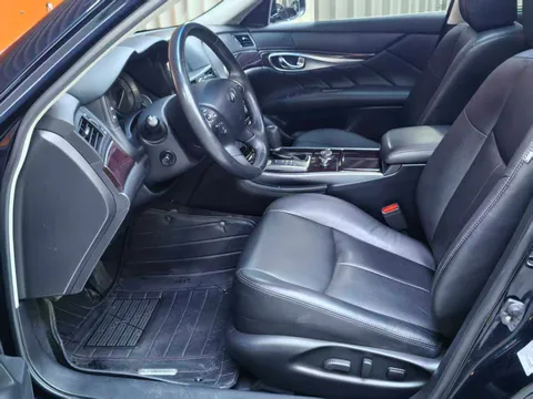 Infiniti Q70