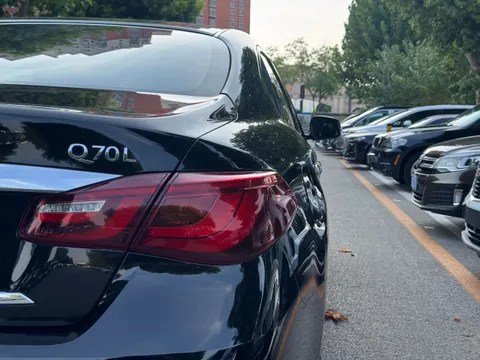 Infiniti Q70
