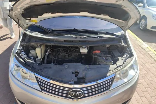 BYD M6