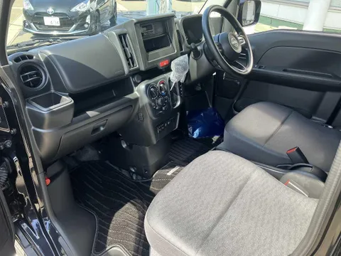 Nissan Clipper Van