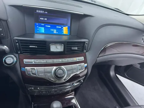 Infiniti Q70