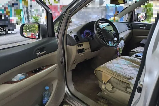 BYD M6